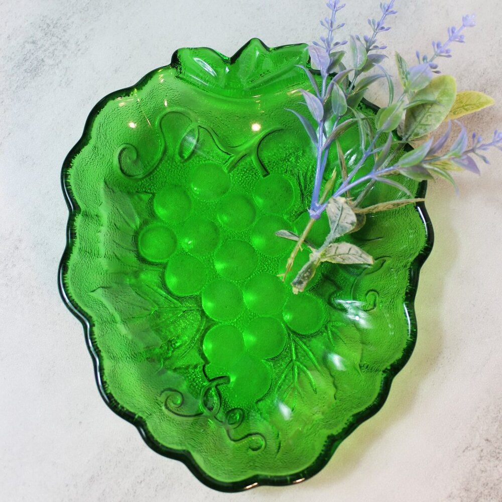 Vintage Emerald Green Grapes Dish Plate Pressed Glass Textured Surface 7"